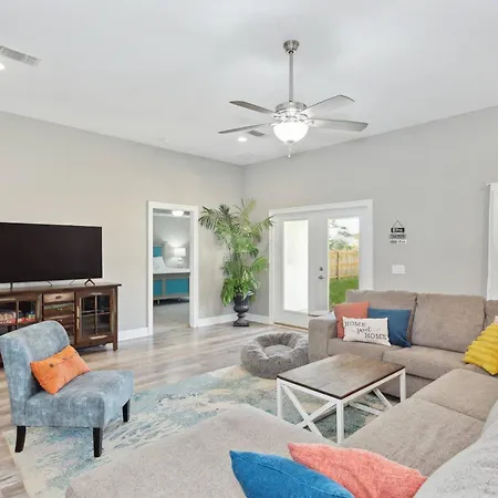 Villa 1977 Esplanade St